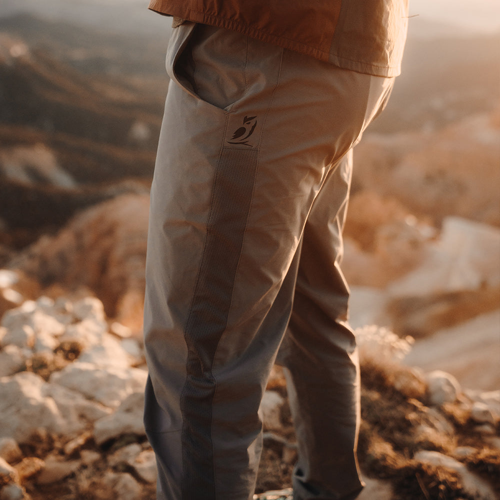 close side view of mesh ventilation on men's gray hiking pants